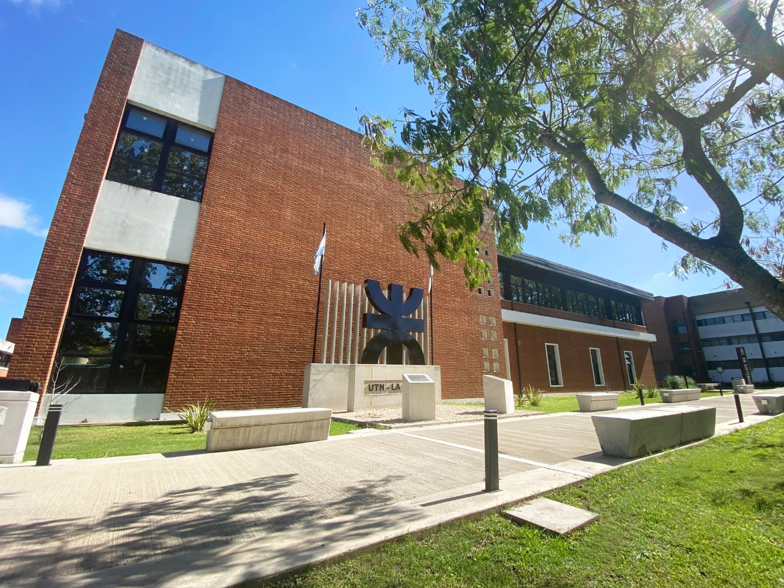 imagen utn frlp desde el frente